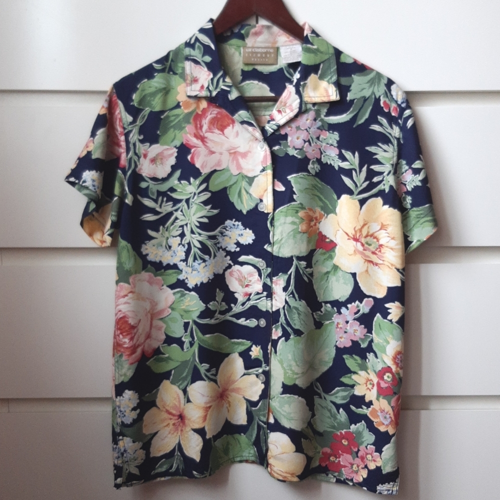 🌺LIZ CLAIBORNE Floral Button Top